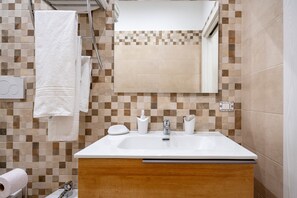 Shower, hair dryer, towels - Apartment 'L'Aia - 4' with Shared Pool, Wi-Fi and Air Conditioning (Monopoli)