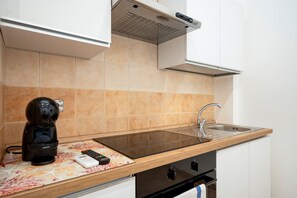 Fridge, oven, stovetop, coffee/tea maker