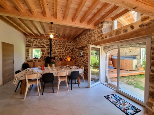 Charming retreat in Usson-en-Forez with hot tub and premium comfort
