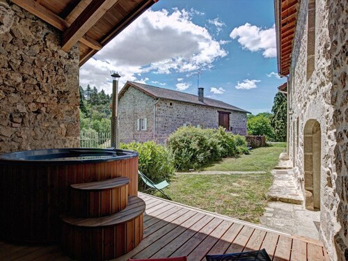 Charming retreat in Usson-en-Forez with hot tub and premium comfort