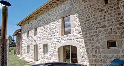 Gîte de charme à Usson-en-Forez avec bain nordique et confort haut de gamme