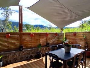 Outdoor dining - Spacious villa in Grand Coude with wheelchair access (Saint-Joseph)