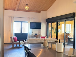 TV - Spacious villa in Grand Coude with wheelchair access (Saint-Joseph)