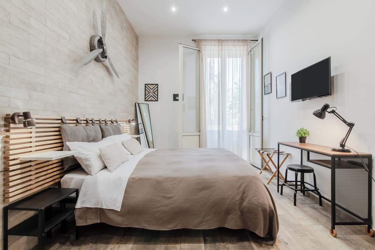 In-room safe, free WiFi, bed sheets
