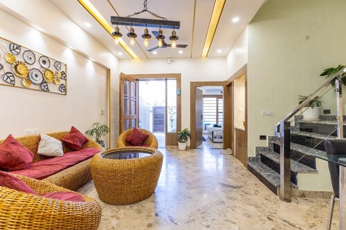 A radiant villa on the Ganges