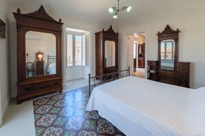 2 sovrum, värdeförvaringsskåp på rummet och skrivbord