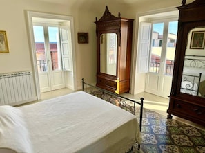 2 Schlafzimmer, Zimmersafe, Schreibtisch, Bügeleisen/Bügelbrett