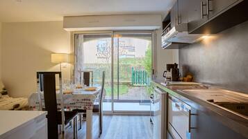 Réfrigérateur, micro-ondes, four, plaque de cuisson