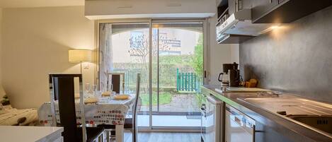 Kühlschrank, Mikrowelle, Ofen, Herdplatte