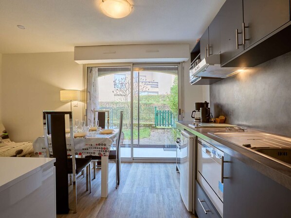 Kylskåp, mikrovågsugn, ugn och spishäll