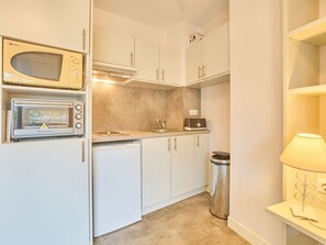 Fridge, microwave, stovetop, toaster