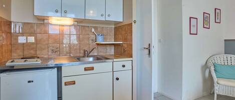 Fridge, oven, stovetop, coffee/tea maker