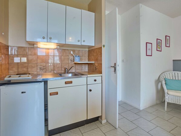 Fridge, oven, stovetop, coffee/tea maker