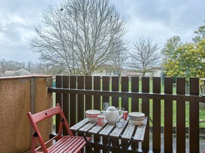 Outdoor dining - Bright studio for 2 people with balcony, parking, and pets allowed (Barbotan-les-Thermes)