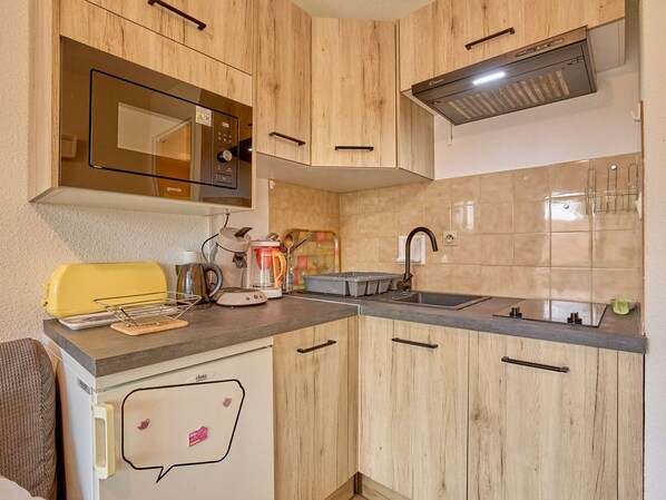 Fridge, microwave, stovetop, toaster