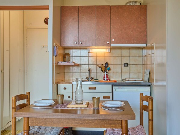Réfrigérateur, micro-ondes, plaque de cuisson, cafetière/bouilloire