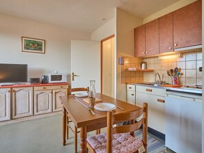 Kjøleskap, mikrobølgeovn, kokeplater og kaffetrakter/tekoker