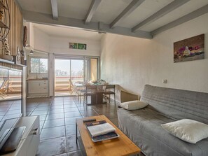 TV - T2 Apartment with Veranda, Pets Allowed and Parking (Barbotan-les-Thermes)