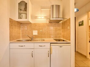 Frigorífico, microondas, placa de cocina y cafetera o tetera