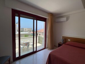 Quarto luxo, chuveiro com barras de apoio, vista parcial para o mar | Wi-Fi de cortesia