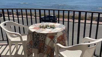 Superior kamer, balkon, uitzicht op het strand | Gratis wifi