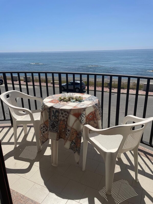 Chambre supérieure, balcon, vue sur la plage | Accès au Wi-Fi (inclus)