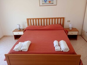 Quarto luxo, notificação para pessoas com deficiência auditiva, vista parcial para o mar | Wi-Fi de cortesia