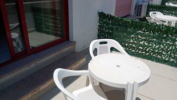 Deluxe-Zimmer, Ausstattung für hörgeschädigte Menschen, eingeschränkter Meerblick | Terrasse/Patio