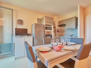 Réfrigérateur, four à micro-ondes, un four, surface de cuisson
