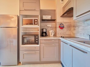 Frigorifero, microonde, forno, piano cottura