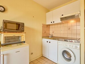 Réfrigérateur, four, plaque de cuisson, cafetière/bouilloire