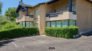 Un bâtiment à deux étages, doté d’un toit plat, de grandes fenêtres et d’un parking situé à l’avant.