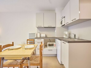 ثلاجة، ميكروويف، موقد طهي مسطح