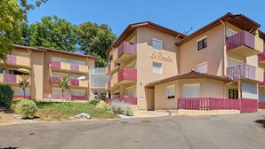 A multi-story building with balconies, a sign reading "Le Beautieux," and a clear sky. - South-Facing Studio with Balcony, WIFI and Pets Allowed - For 2 People (Barbotan-les-Thermes)