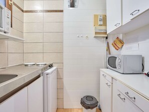 Réfrigérateur, micro-ondes, plaque de cuisson, cafetière/bouilloire