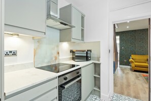 Kühlschrank, Mikrowelle, Ofen, Herdplatte