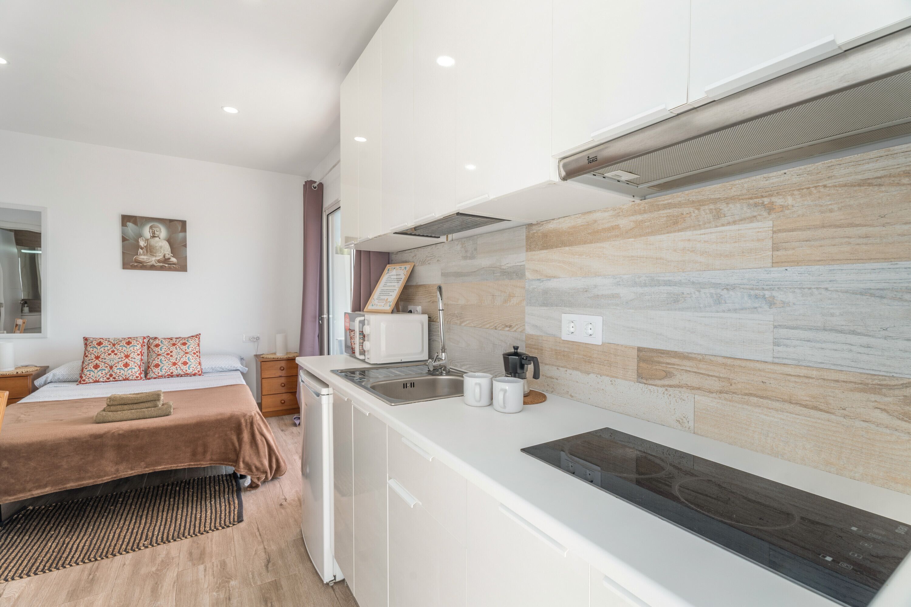 Een koelkast, een magnetron, een kookplaat