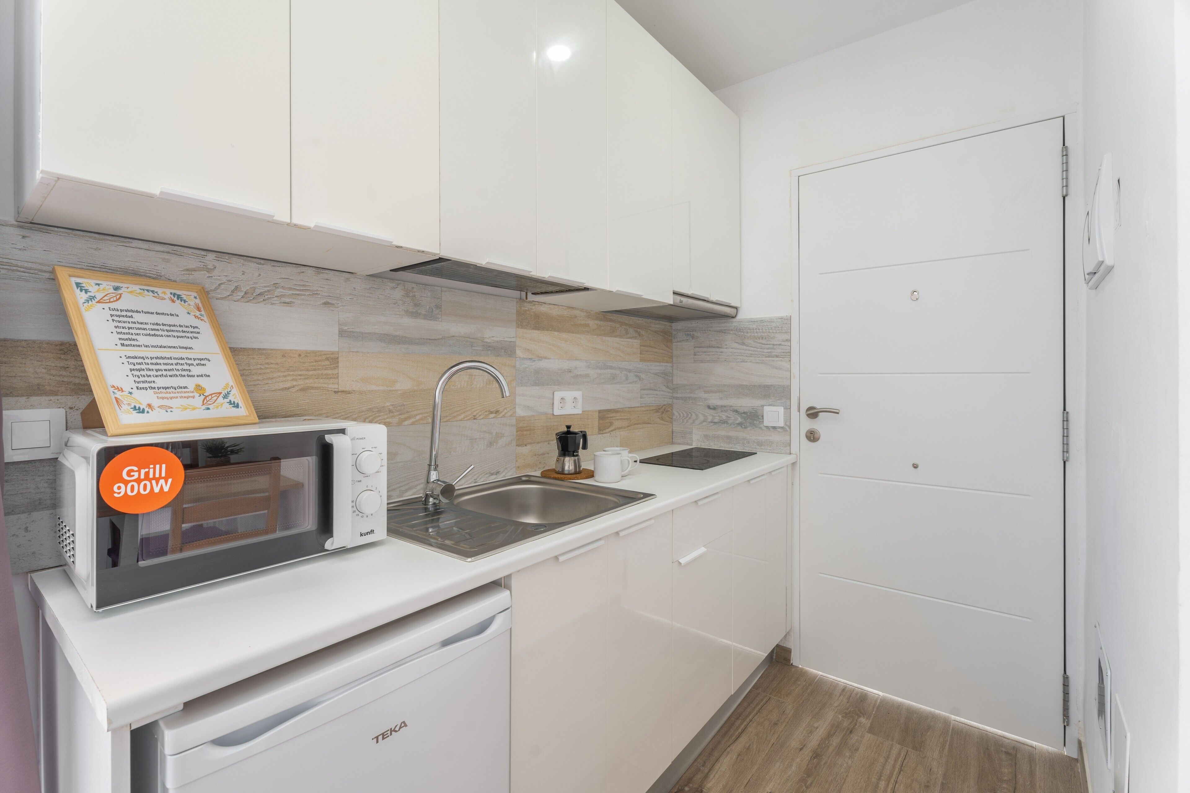 Frigorífico, microondas, placa de cocina y cafetera o tetera