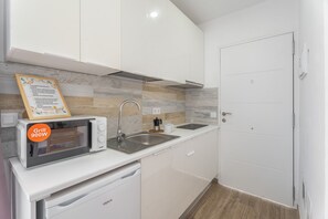 Frigorífico, microondas, placa de cocina y cafetera o tetera