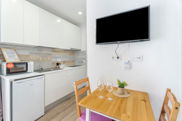 Fridge, microwave, stovetop, coffee/tea maker - Vacation Studio 'Centrico Con Terraza Privada' with Mountain View, Balcony and Wi-Fi (Arona)