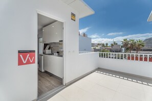 Fridge, microwave, stovetop, coffee/tea maker - Vacation Studio 'Centrico Con Terraza Privada' with Mountain View, Balcony and Wi-Fi (Arona)
