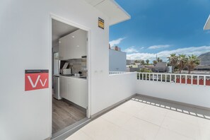 Kühlschrank, Mikrowelle, Herdplatte, Wasserkocher mit Kaffee-/Teezubehör