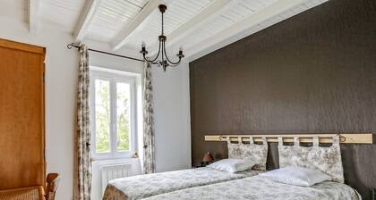 Charming T3 villa, spacious garden, parking, near lake & thermal baths