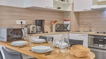 Réfrigérateur, micro-ondes, four, plaque de cuisson