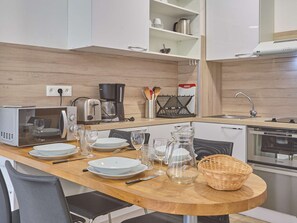 Kühlschrank, Mikrowelle, Ofen, Herdplatte