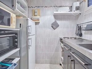 Geladeira, micro-ondas, fogão, cooktop