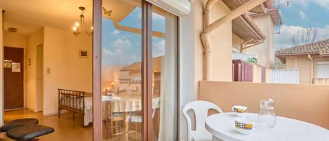 تناول الطعام بالخارج