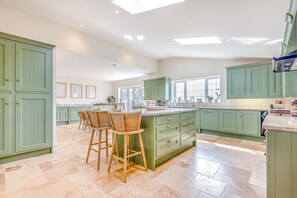 Cookware/dishes/utensils