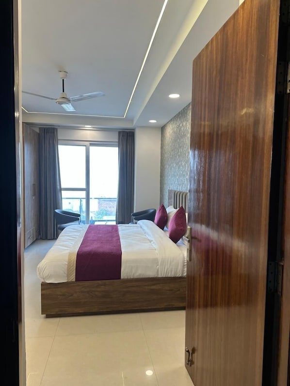 Habitación Deluxe doble, balcón, vistas a la ciudad | Escritorio, espacio para trabajar con un portátil, wifi gratis