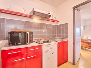 Réfrigérateur, micro-ondes, plaque de cuisson, grille-pain